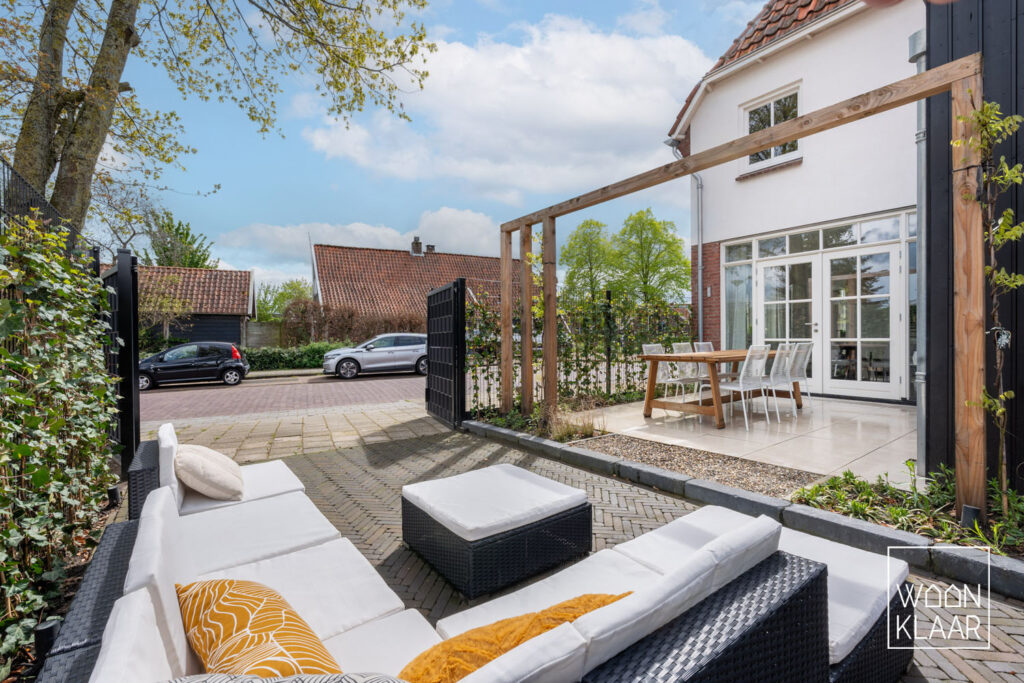 Dorpsstraat 31, Enter