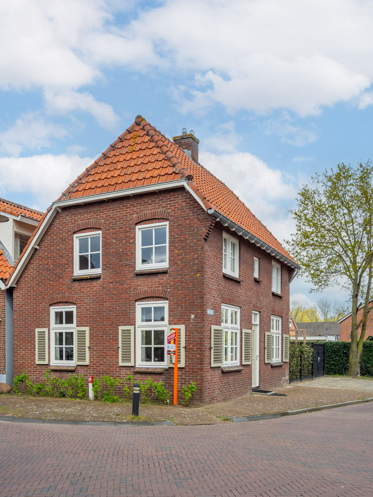 Dorpsstraat 31, Enter